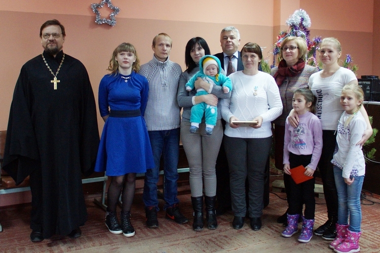 Многодетная мама Любовь Юрченко удостоена ордена Матери